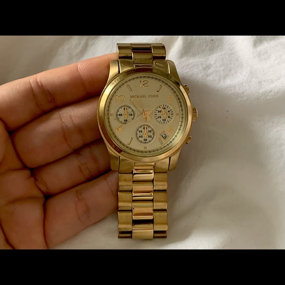 ✨Michael Kors gold tone watch ⏱✨ - Picture 2 of 4